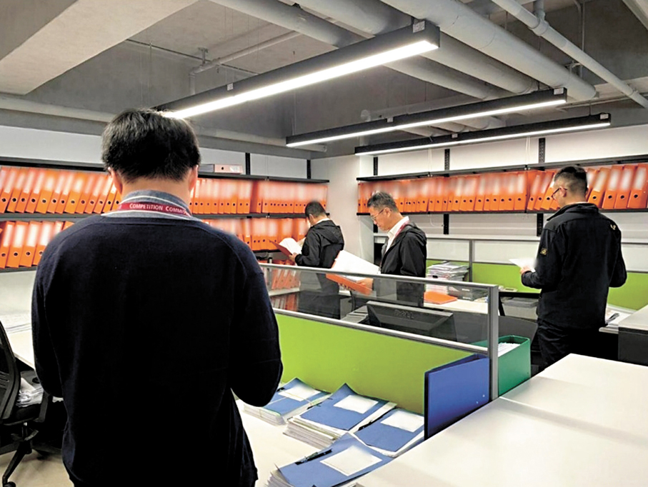 ●圖為競委會今年初就樓宇維修業界的反競爭行為採取新一輪執法行動。 資料圖片