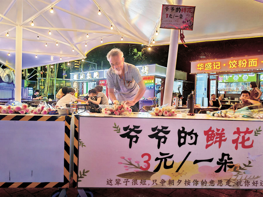 ●走紅之後，張志中爺爺在華強北有了自己的固定攤位。