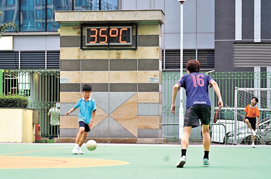 ●球場顯示高溫達35度，少年仍熱血踢球。香港文匯報記者曾興偉  攝
