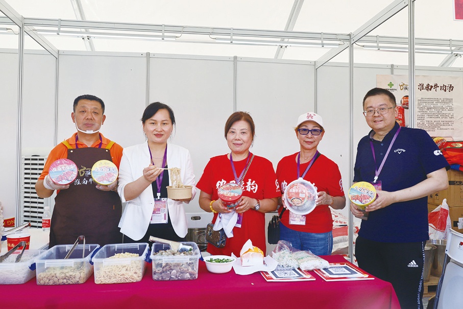 ●安徽聯總攜淮南特色美食於攤位展出。