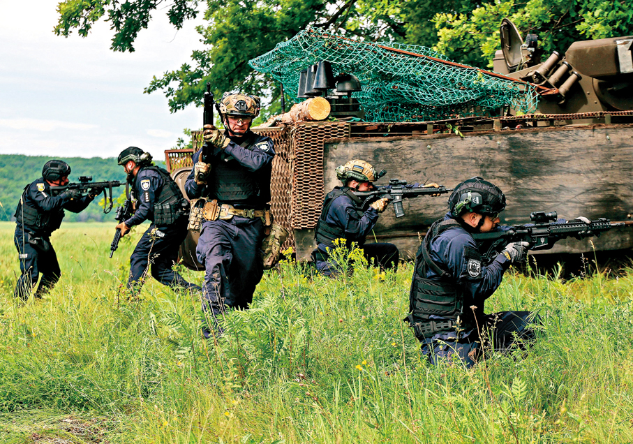 ●烏克蘭警員在哈爾科夫接受軍事訓練。 路透社