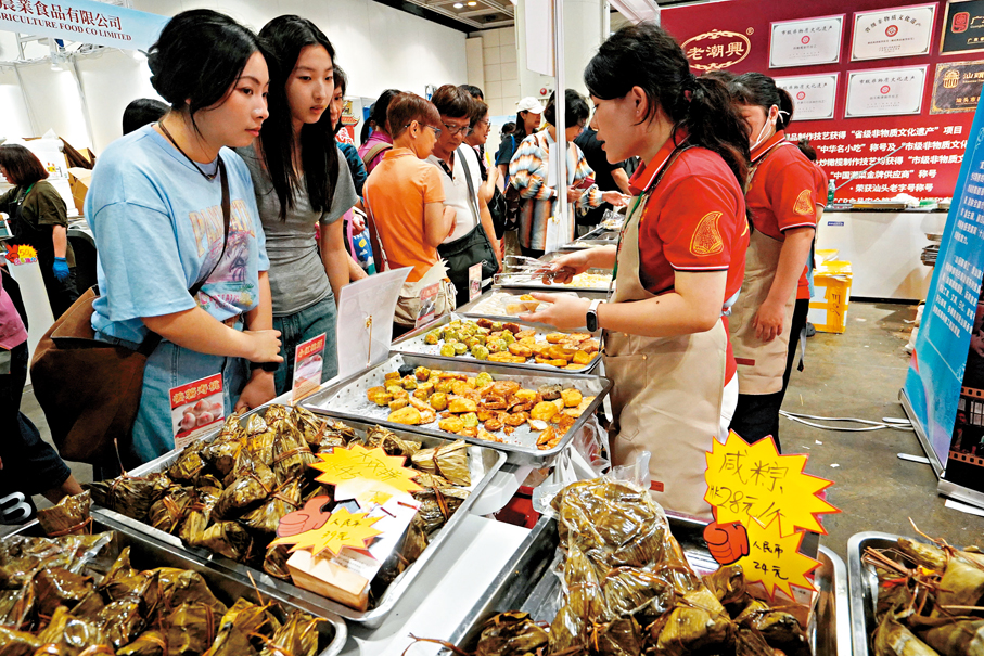 ●應節潮州糉等食品受青睞。香港文匯報記者曾興偉  攝