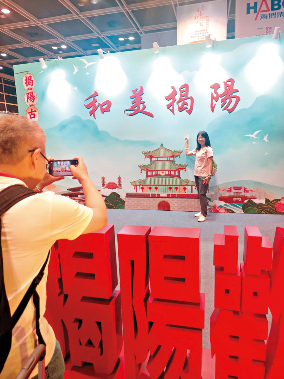 ●陳小姐與其同伴打卡。香港文匯報記者鍾靜雯  攝