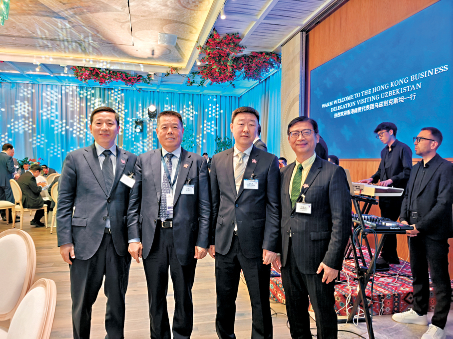 ●白雲電氣集團董事長胡德兆（右一）與其他隨香港特區商貿代表團出訪中亞的內地企業代表合照。 受訪者供圖