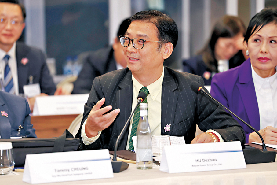 ●白雲電氣集團董事長胡德兆在出訪烏茲別克斯坦的一場交流會上發言。 受訪者供圖