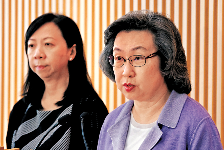 ●楊何蓓茵早前與公務員職方代表會面後見傳媒。香港文匯報記者涂穴  攝