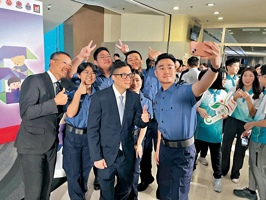 ●鄧炳強與國安問答賽活動參與者合影。民安隊Fb圖片