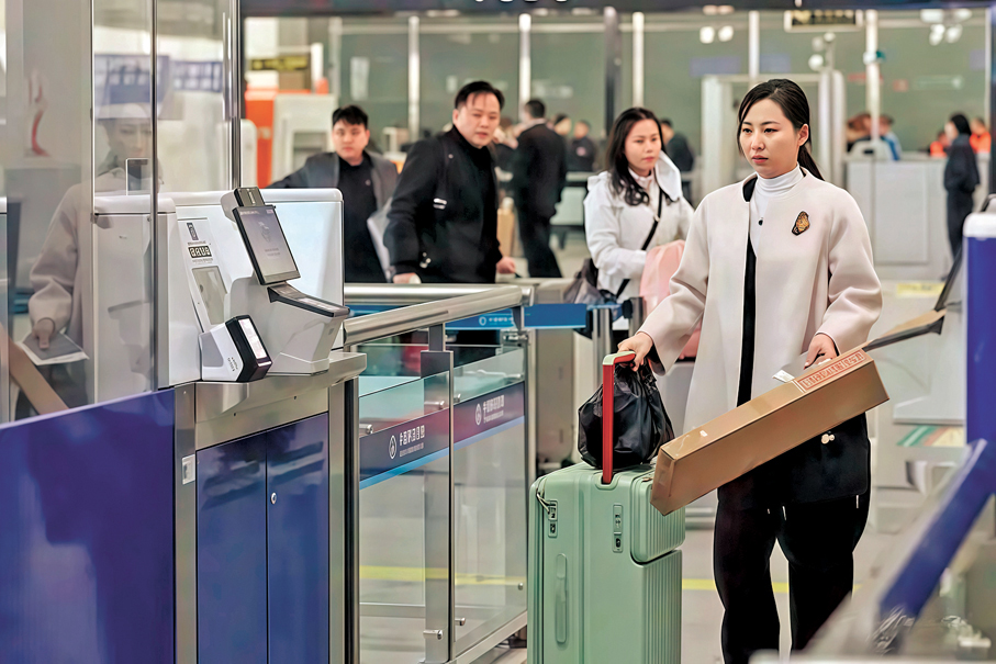 ●2026年3月12日，朝鮮籍旅客在丹東站通關。新華社