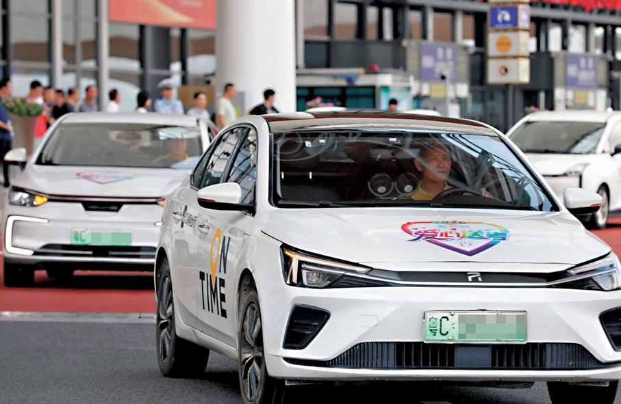 ●珠海高考愛心車隊出發，為珠海高考考生提供免費接送服務。