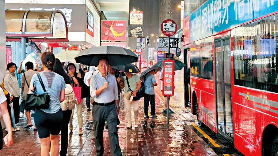 ●紅雨警告昨晚生效。香港文匯報記者林兆崙  攝