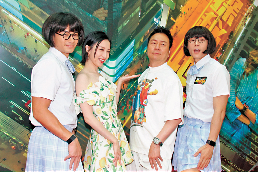 ●黎耀祥配合擺出嫵媚甫士。 香港文匯報記者達里  攝