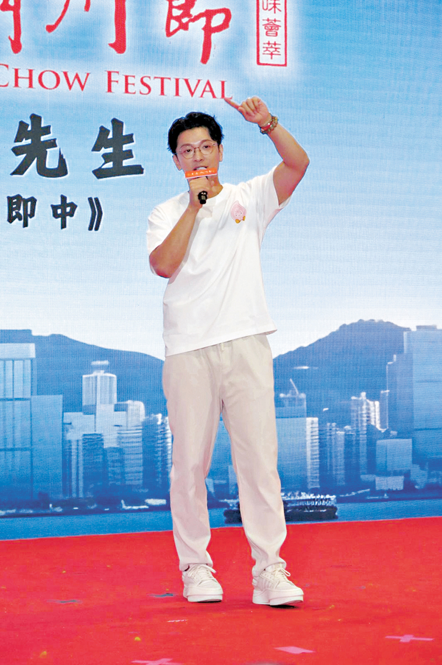 ●高鈞賢邊唱邊帶動氣氛。  香港文匯報記者阿祖  攝