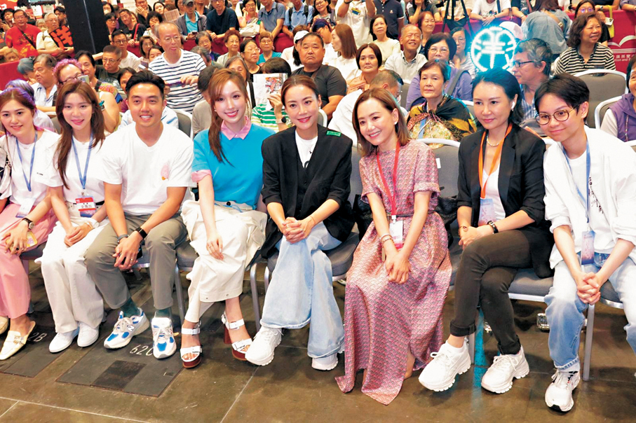 ●楊玳詩與嘉賓霍汶希和海兒等人合影。香港文匯報記者阿祖  攝