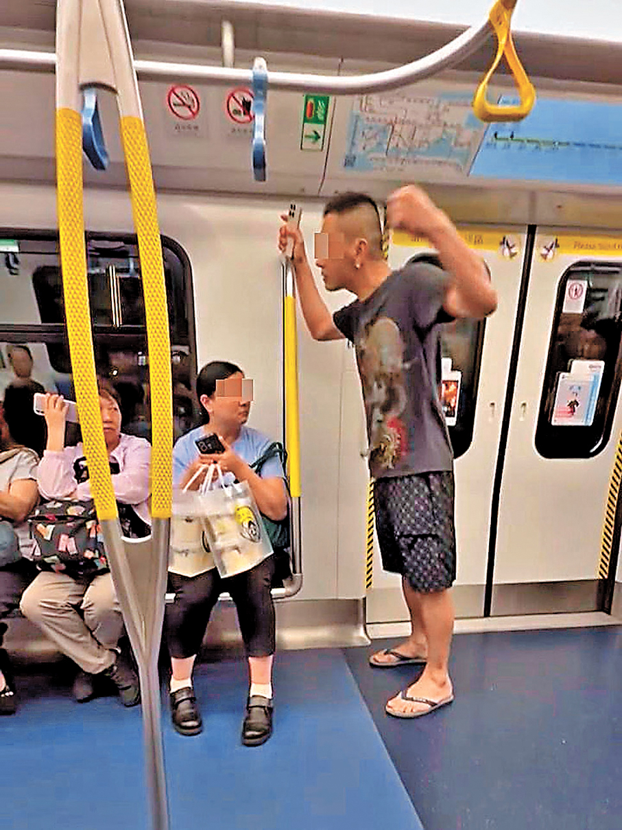 4月，港鐵有惡男（右）使用手機大聲聽微信語音騷擾全車乘客，有婦人勸其收細聲量，惡男竟以粗口回罵，更揮拳作狀攻擊。 網上圖片