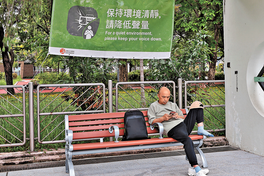 不少公眾場所貼有標示，提醒使用者降低聲量。