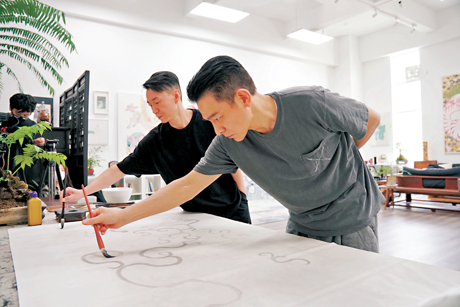 劉德華與藝術家共同完成作品。