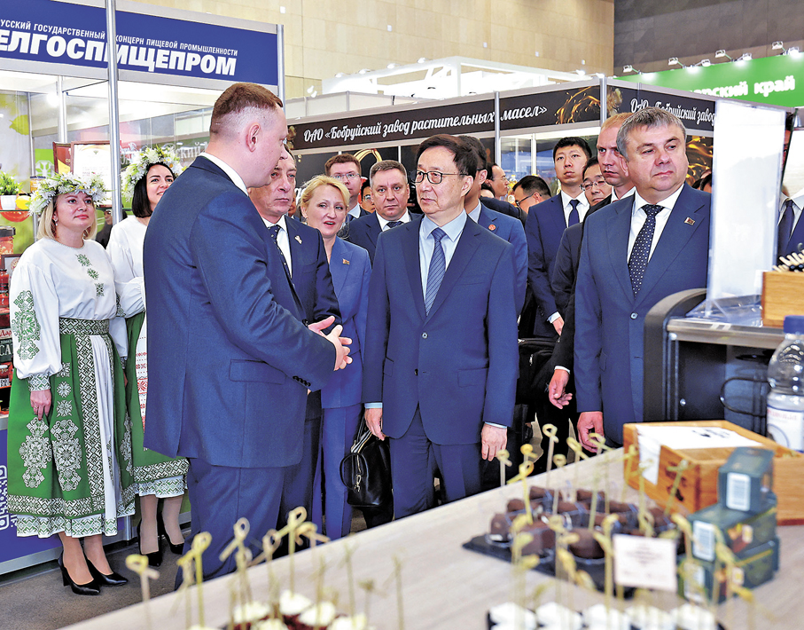  ●當地時間2026年6月7日，國家副主席韓正在明斯克出席「共享大市場·出口中國」白俄羅斯專場活動並致辭。這是韓正在活動期間考察白俄羅斯農業展。 新華社