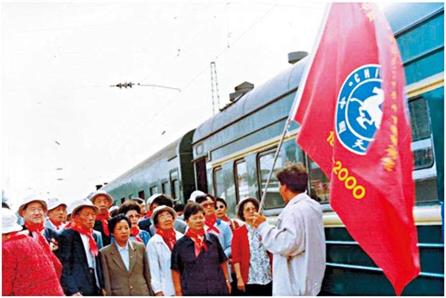 ●2000年，王輝組織帶領抗美援朝老戰士赴朝鮮祭掃。
