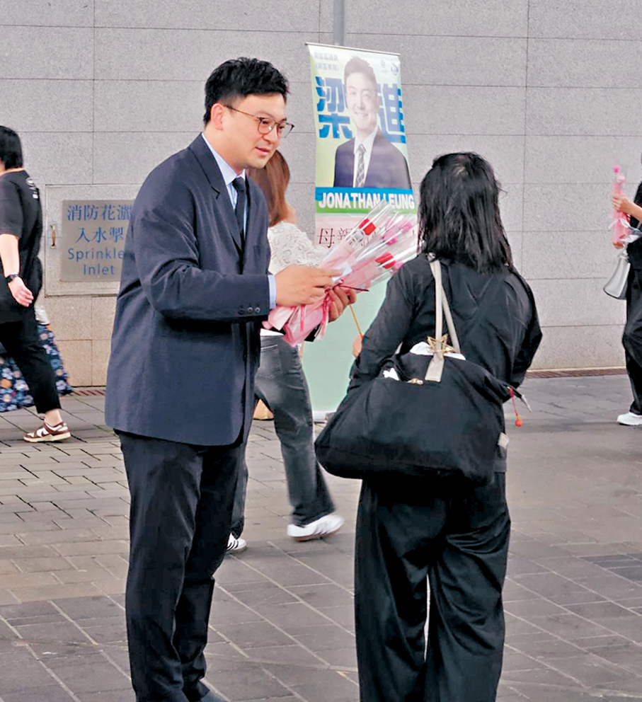 ●母親節期間，梁進落區向市民送花，同時收集民意。 受訪者供圖