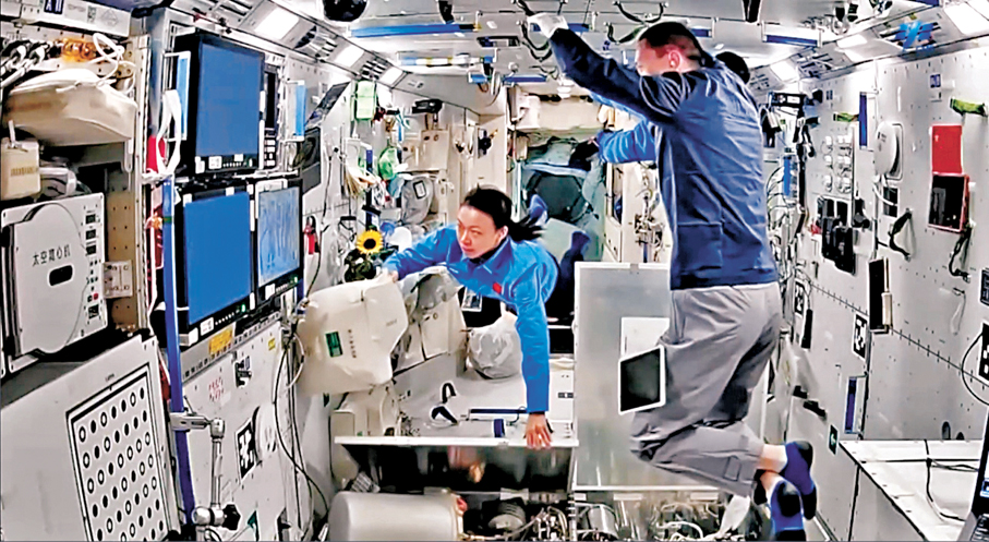 ●黎家盈在空間站內「飄浮」，狀態良好。《天宮TV》視頻截圖