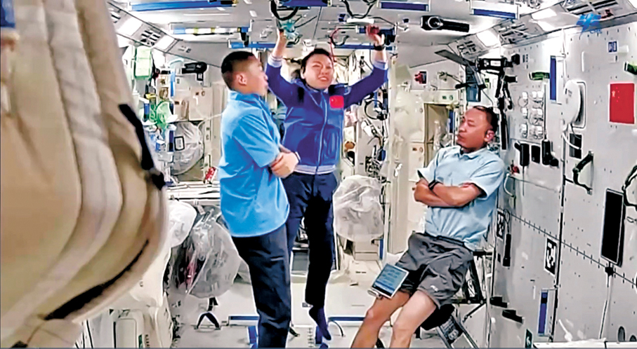 ●黎家盈享受在空間站內的生活。《天宮TV》視頻截圖