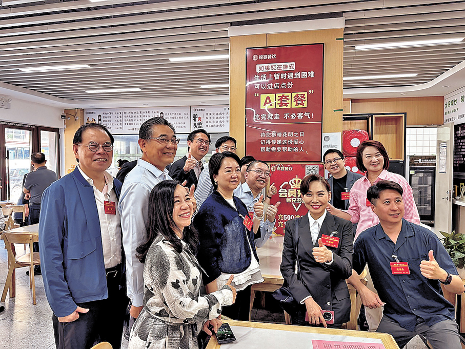 ●代表們昨日為社區食堂的暖心服務點讚。香港文匯報記者李暢  攝