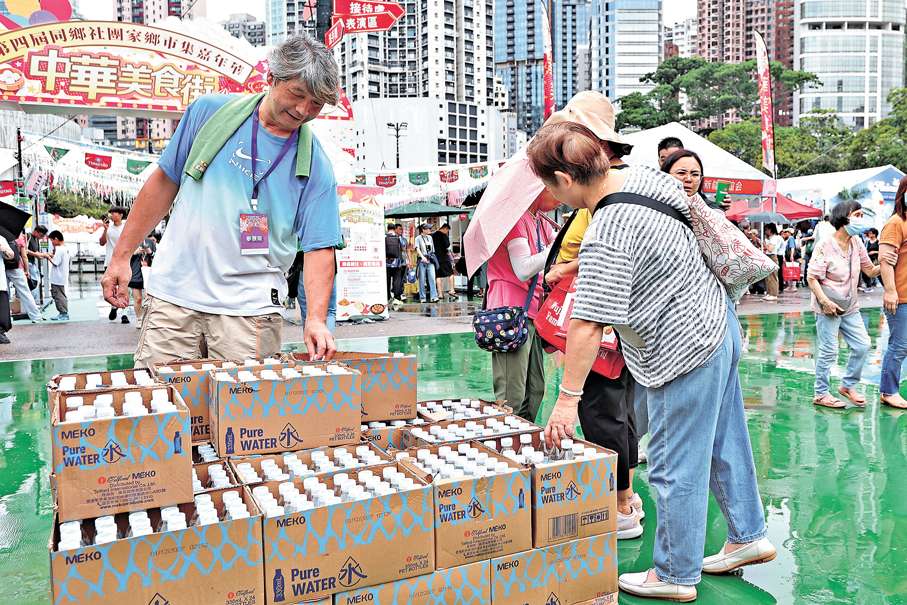 ●有攤位在休息區免費派發飲用水。香港文匯報記者黃艾力  攝