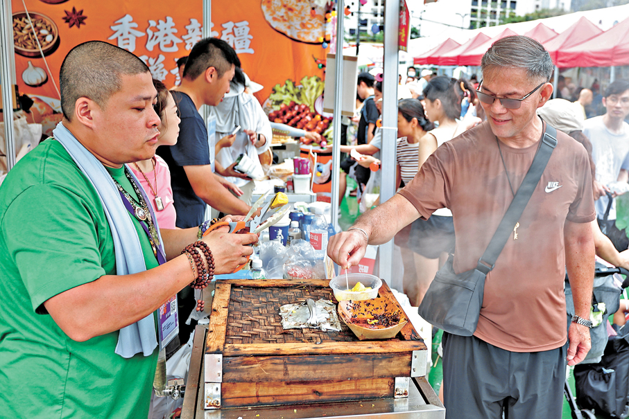 ●市民品嘗特色美食。香港文匯報記者黃艾力  攝