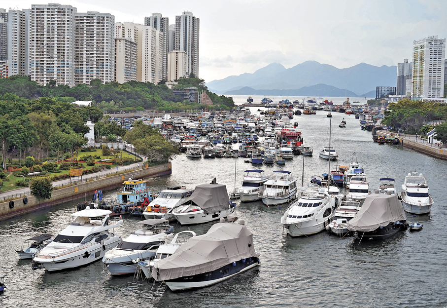 ●粵港澳遊艇自由行計劃陸續有序出台，卻成為不法分子伺機布求職陷阱的「機遇」。圖為香港仔避風塘泊滿遊艇。 資料圖片