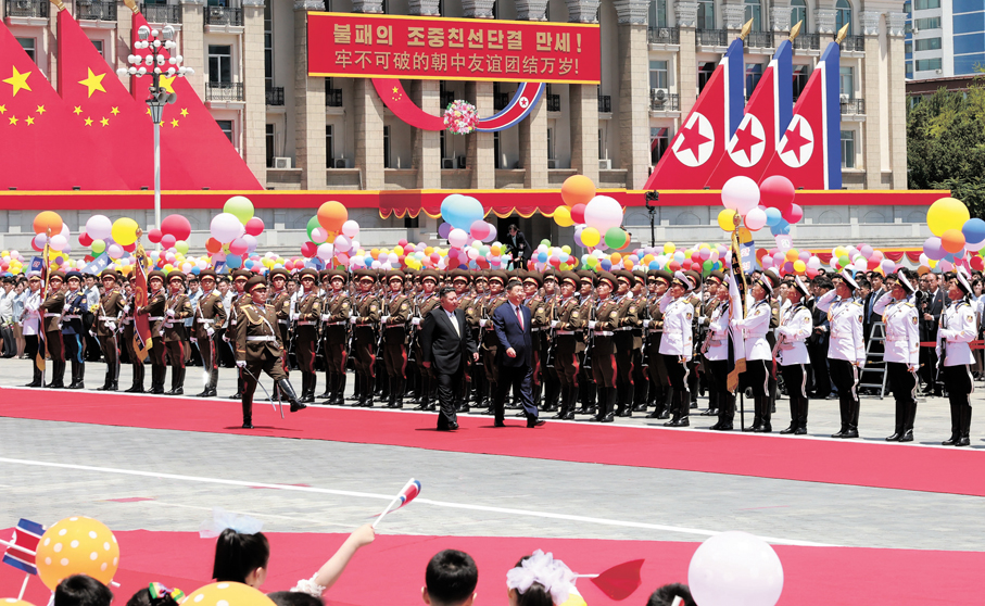 ●當地時間6月8日中午，朝鮮勞動黨總書記、國務委員長金正恩在平壤金日成廣場為中共中央總書記、國家主席習近平舉行盛大歡迎儀式。這是習近平在金正恩陪同下，檢閱朝鮮人民軍三軍儀仗隊。新華社
