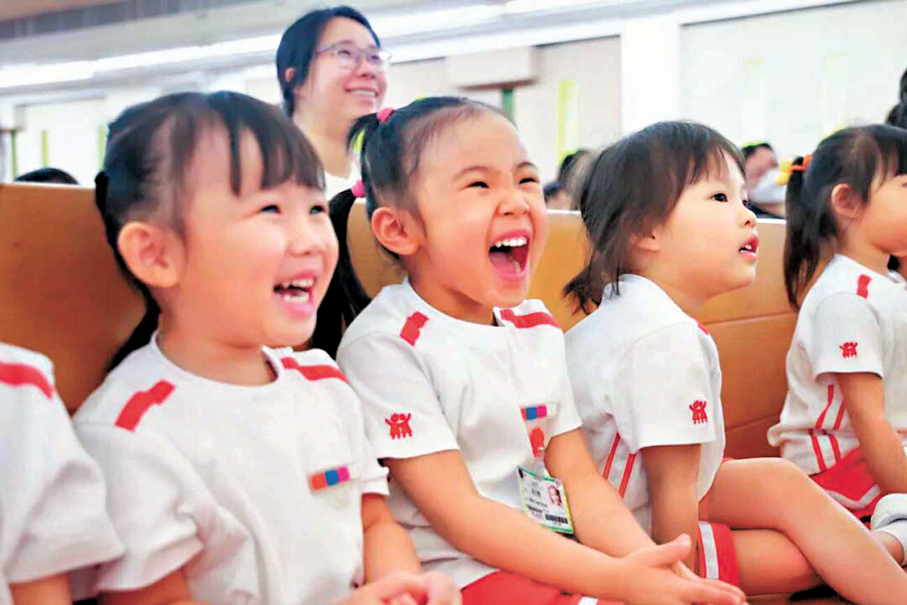 ●表演贏得家長和孩子們的掌聲。   駐香港部隊供圖