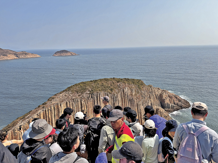 ●每逢內地長假期，西貢東壩破邊洲便擠滿內地旅客。   資料圖片
