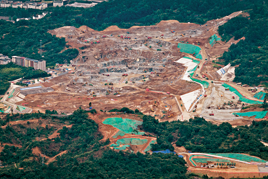 ▲6月8日拍攝的三峽水運新通道工程三峽樞紐新通道施工現場。 新華社