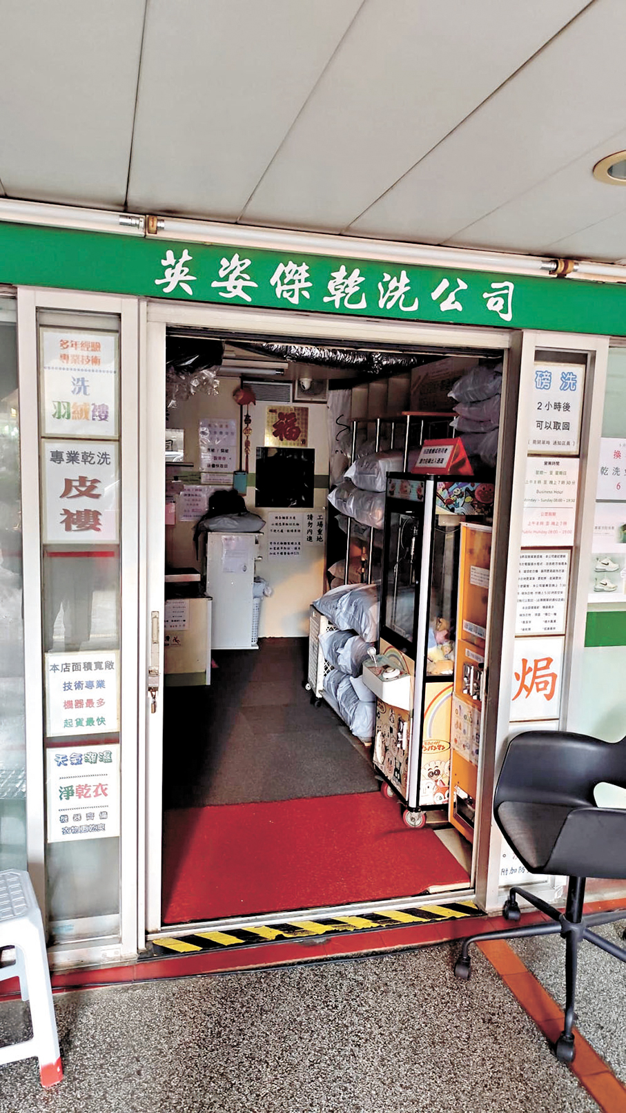 ●荃灣中心停電，店舖內一片漆黑。香港文匯報記者鄺福強  攝