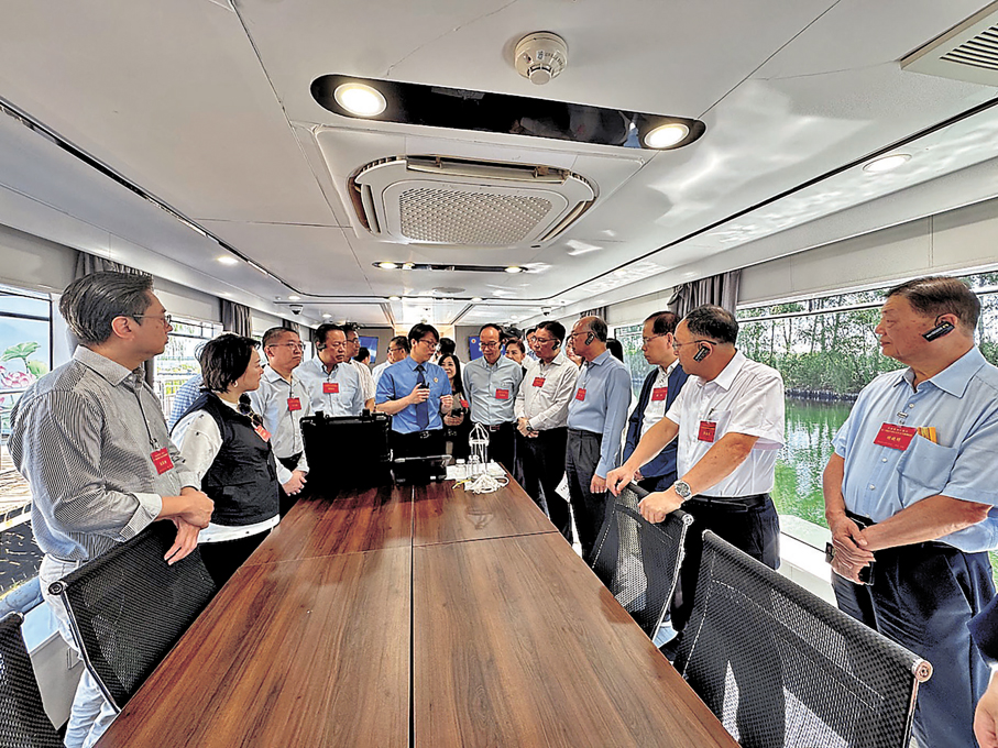 ●港區全國人大代表專題調研組一行登上由河北省人民檢察院雄安分院設立的「水上檢察室」。香港文匯報記者馬靜  攝