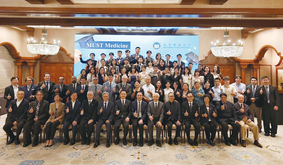 ●應屆畢業生與現場嘉賓、導師大合照。