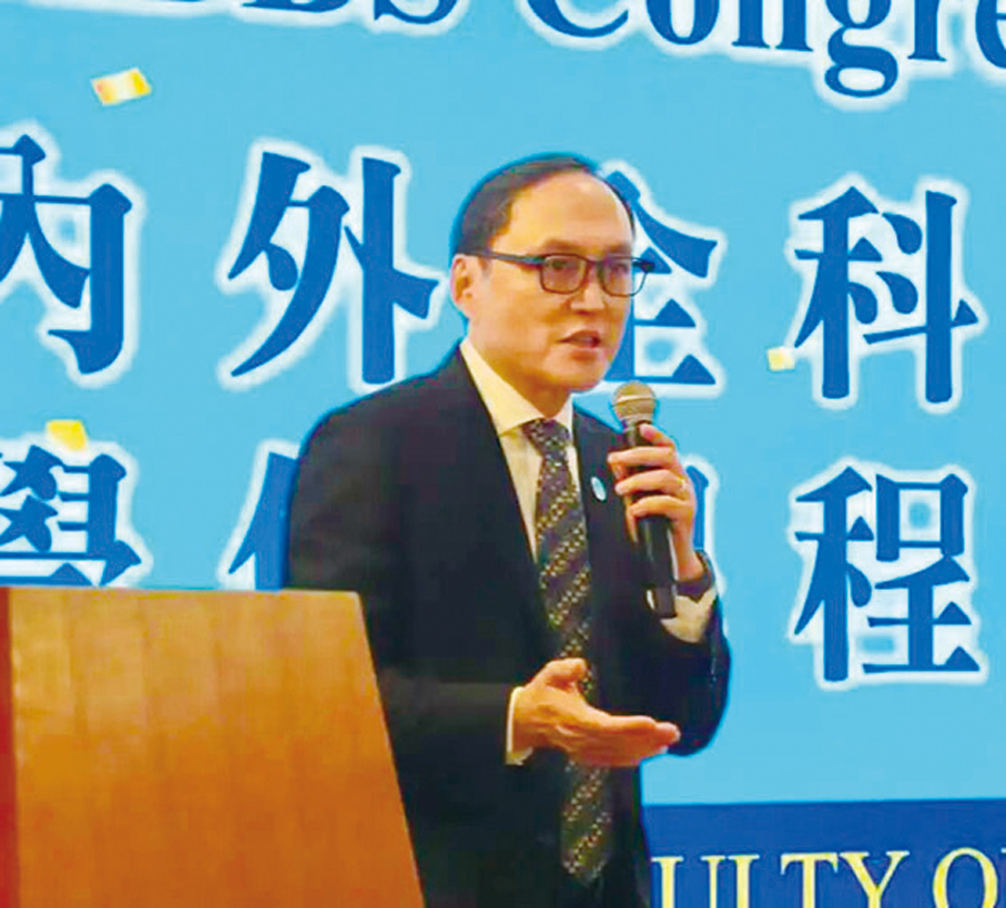 ●澳門科技大學醫學院院長霍文遜於晚會上致辭。