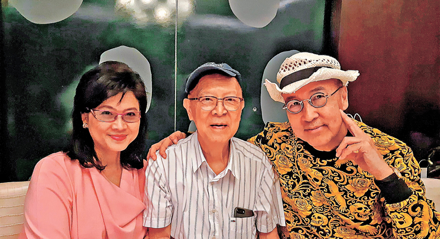 ●2019年，我和鍾景輝老師（中）、張之珏師兄（右）一起午膳。 作者供圖