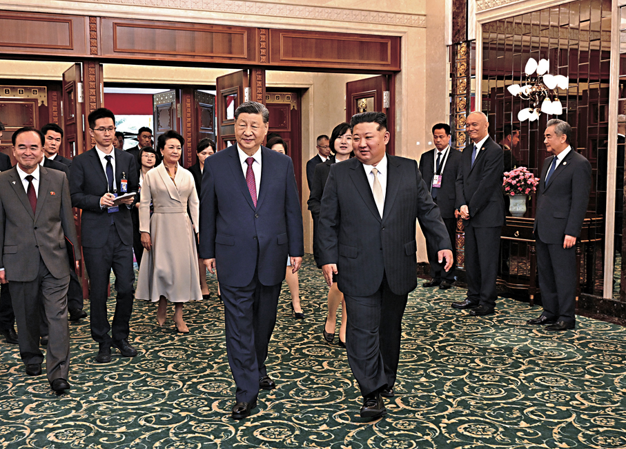 ●6月9日，中共中央總書記、國家主席習近平和夫人彭麗媛在平壤錦繡山迎賓館出席朝鮮勞動黨總書記、國務委員長金正恩和夫人李雪主舉行的小範圍午宴。     新華社