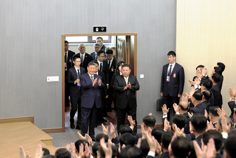 ●6月9日上午，中共中央總書記、國家主席習近平在朝鮮勞動黨總書記、國務委員長金正恩陪同下，參訪位於平壤的朝鮮勞動黨中央幹部學校。這是在金正恩陪同下，習近平步入學校階梯教室。     新華社
