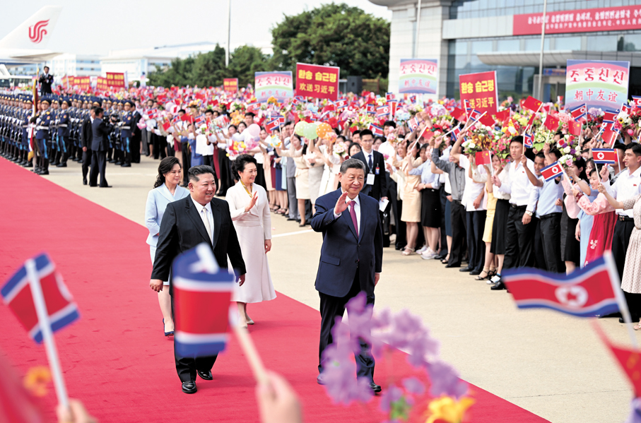 ●6月9日下午，中共中央總書記、國家主席習近平結束對朝鮮的國事訪問離開平壤。朝鮮勞動黨總書記、國務委員長金正恩和夫人李雪主到機場送行，為習近平和夫人彭麗媛舉行隆重的歡送儀式。 新華社