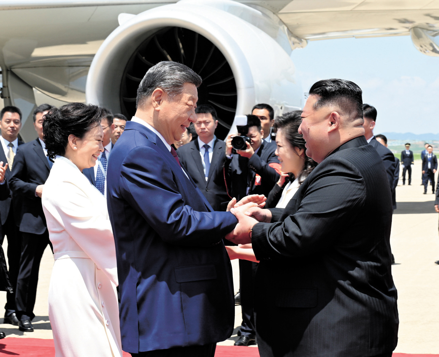 ●當地時間6月8日中午，中共中央總書記、國家主席習近平乘專機抵達平壤，開始對朝鮮進行國事訪問。朝鮮勞動黨總書記、國務委員長金正恩和夫人李雪主到機場迎接習近平和夫人彭麗媛。 新華社
