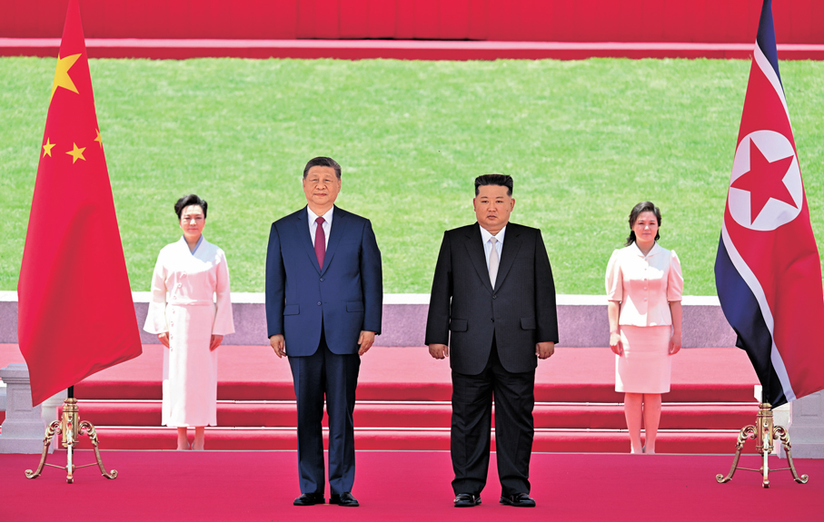 ●當地時間6月8日中午，朝鮮勞動黨總書記、國務委員長金正恩在平壤金日成廣場為中共中央總書記、國家主席習近平舉行盛大歡迎儀式。這是習近平同金正恩一起觀看分列式。 新華社