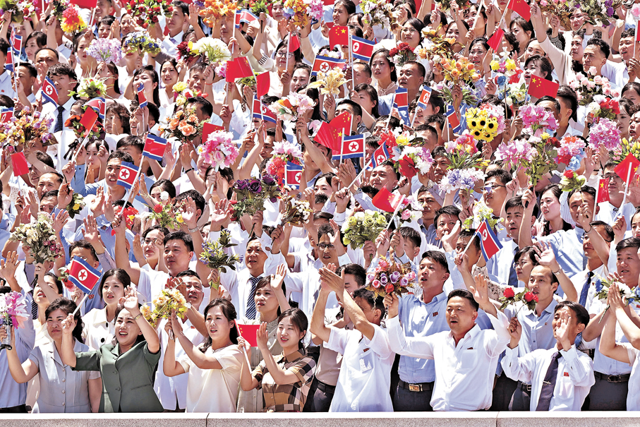 ●當地時間6月8日中午，中共中央總書記、國家主席習近平乘專機抵達平壤。這是歡迎人群。 新華社