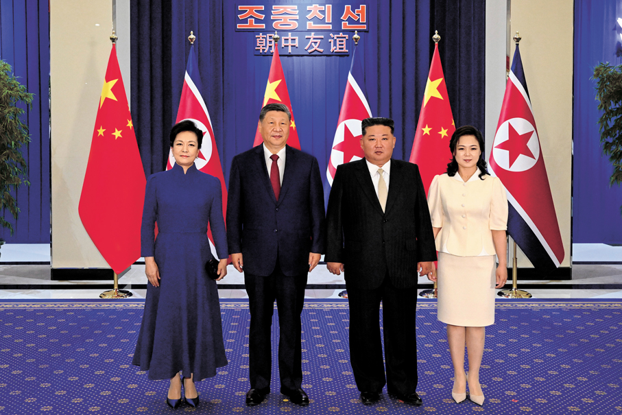 ●當地時間6月8日晚，中共中央總書記、國家主席習近平和夫人彭麗媛在平壤木蘭館出席歡迎宴會。這是習近平和彭麗媛同金正恩和夫人李雪主親切合影。     新華社