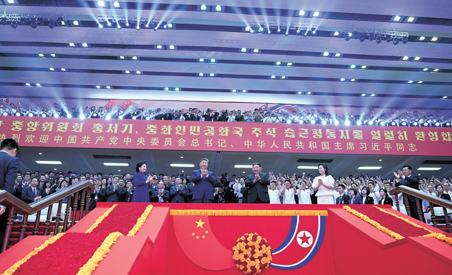 ●當地時間6月8日晚，中共中央總書記、國家主席習近平和夫人彭麗媛在朝鮮勞動黨總書記、國務委員長金正恩和夫人李雪主陪同下，在平壤體育館同朝鮮各界群眾一道觀看專場文藝演出。 新華社