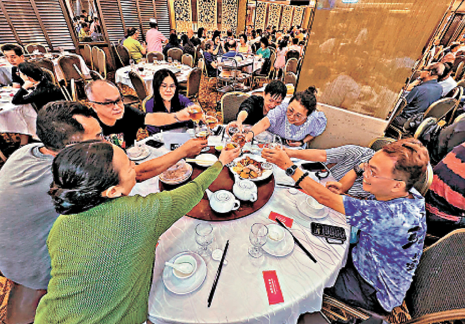 ●逾千間食肆和商戶慶祝香港特別行政區成立29周年，提供不同優惠。圖為去年市民在食肆愉快慶祝。 資料圖片
