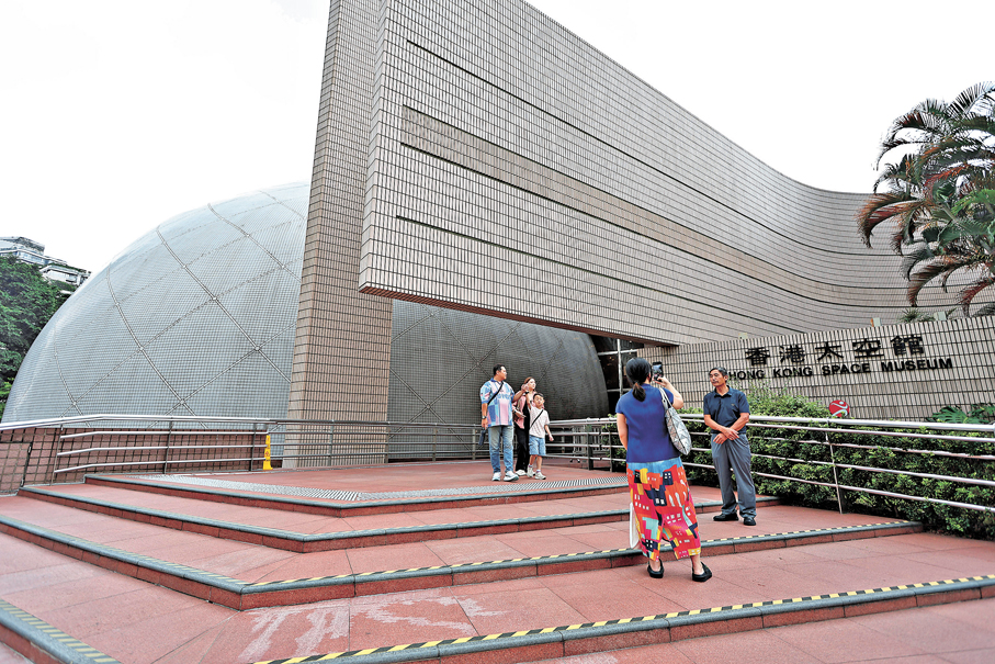 ●香港太空館天象廳七一將播放八場免費天象節目《窗外是藍星之太空旅行》。  香港文匯報記者黃艾力  攝