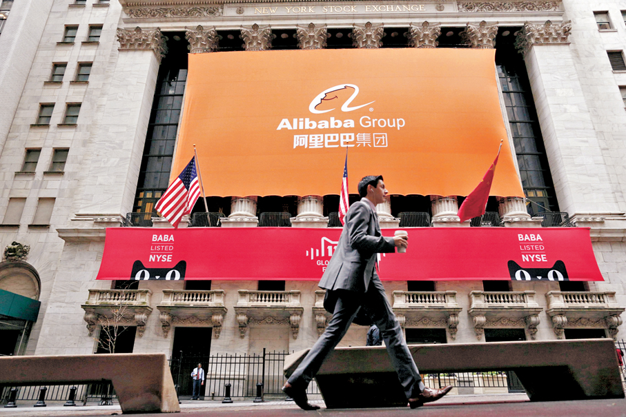 ●阿里巴巴等昨發布公告，指美方將其列入黑名單並無任何依據，將採取一切可行的法律行動。圖為阿里巴巴早前在紐交所外的巨型海報。 資料圖片