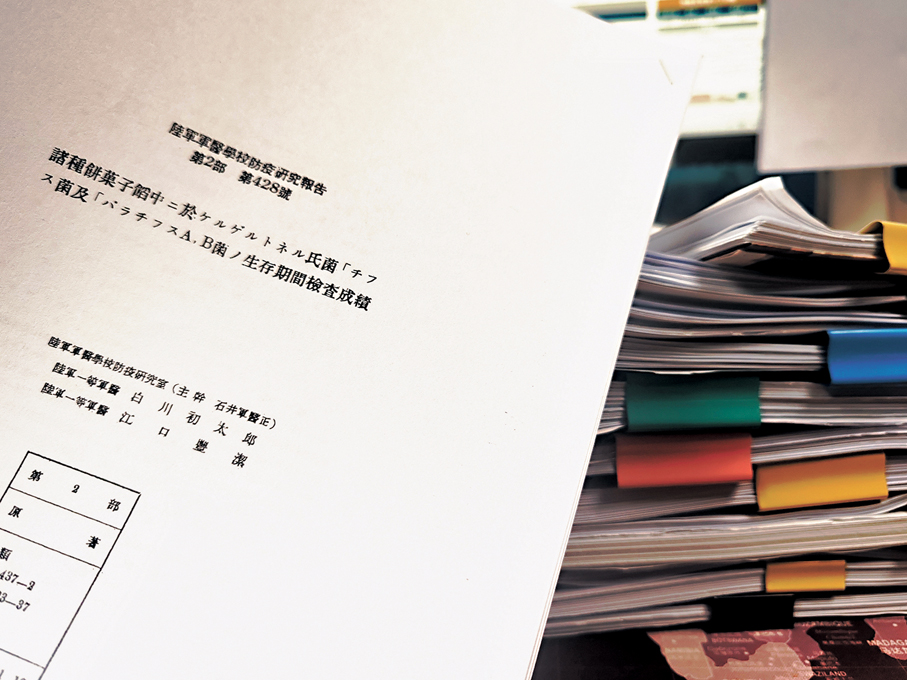 ●香港文匯報新聞調查部查閱有關江口豐潔的海量檔案資料。 香港文匯報新聞調查部 攝